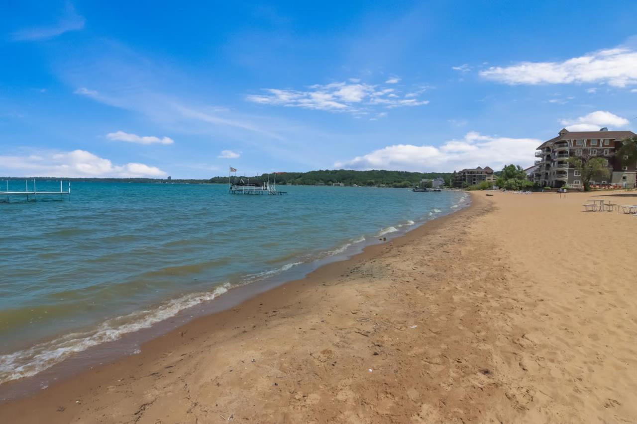 Sugar Beach Villa 1012 Luxury Waterfront Condo Traverse City Exterior photo